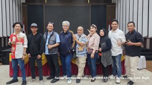 Ratna Listy dan anggota FORWAN. Foto: Buyil